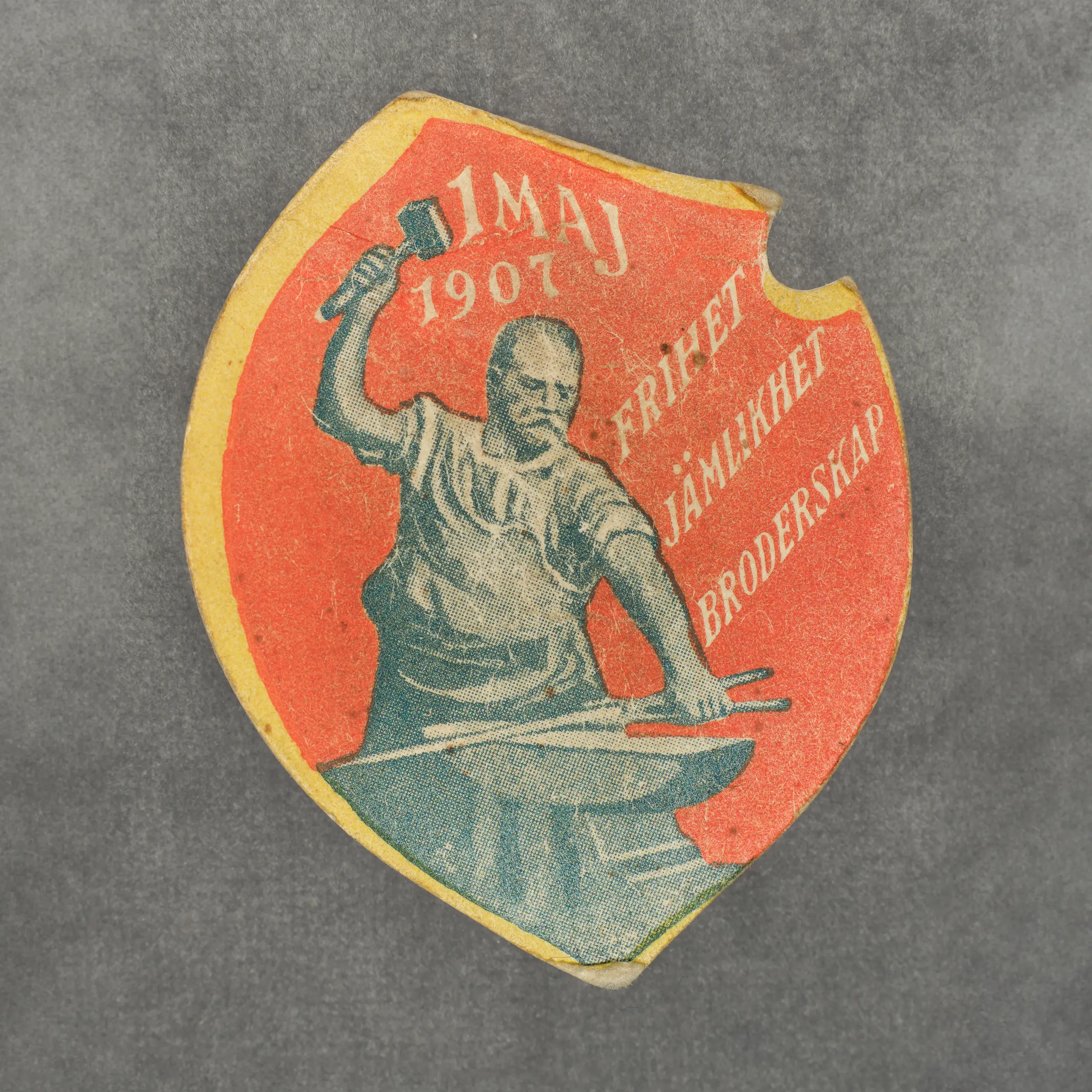 På 1907 års märke kan man läsa den ofta förekommande parollen "Frihet - Jämlikhet - Broderskap". Det är den franska revolutionens valspråk "Liberté - égalité - fraternité".